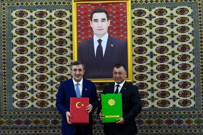 TÜRKIYE ILE TÜRKMENISTAN ARASINDA BIR DIZI IŞ BIRLIĞI BELGESI IMZALANDI